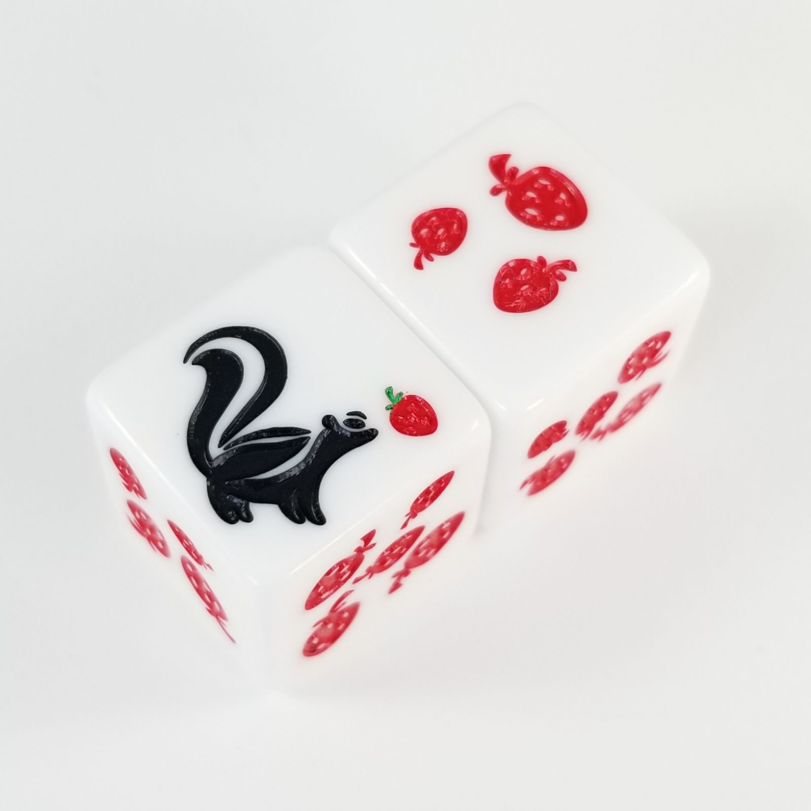 Skunk And Strawberries Set Of 2 D6